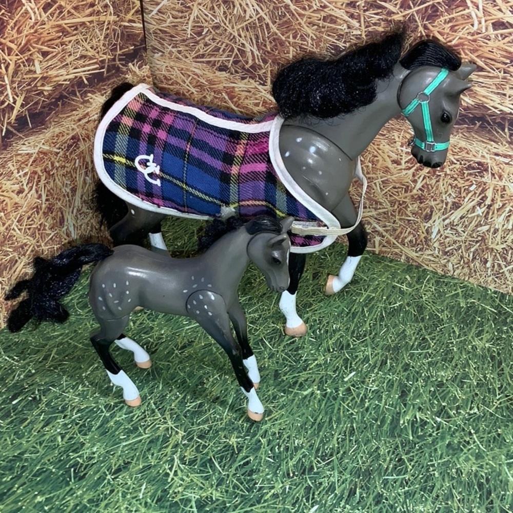Grand Champions Feed and Nuzzle Toy Horse Mare, Foal Set and Accessories - Picture 3 of 12